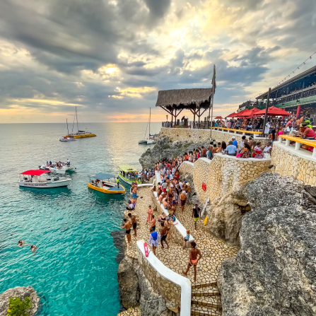 How are Local Experts Helping Solo Travelers Explore Jamaica