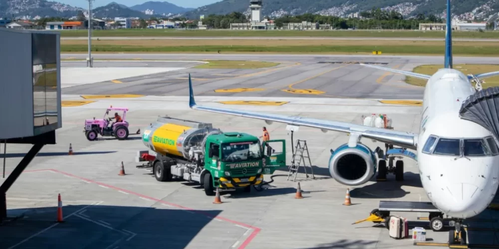 Aviation’s Decarbonization Bet Is Looking Shakier Than Ever